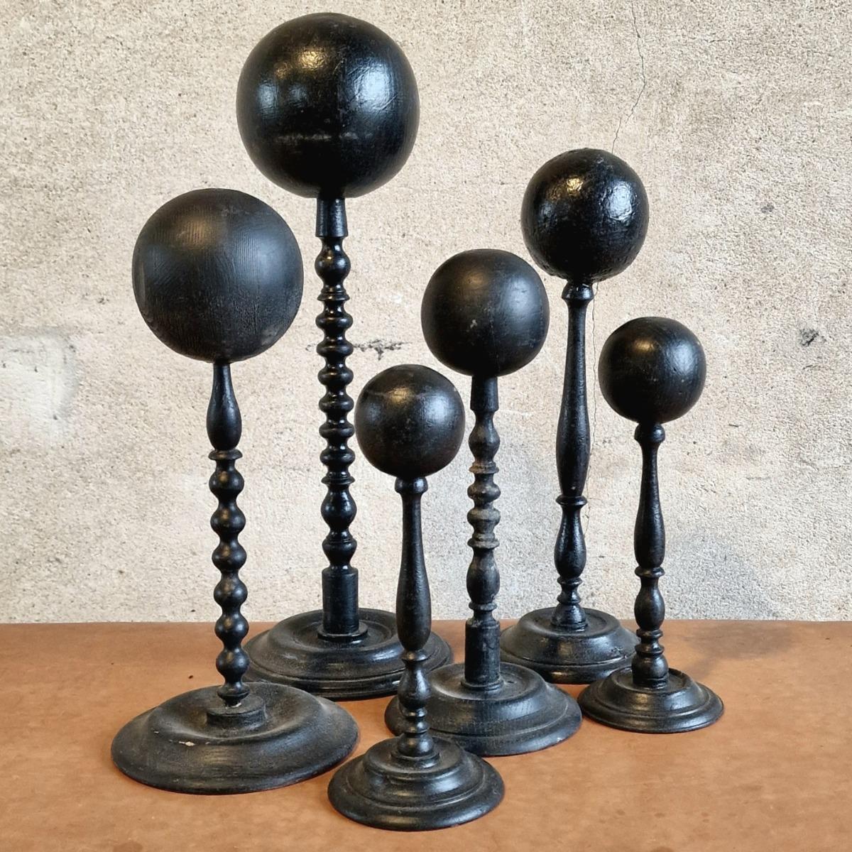 6 wooden porte-coiffes/wig stands