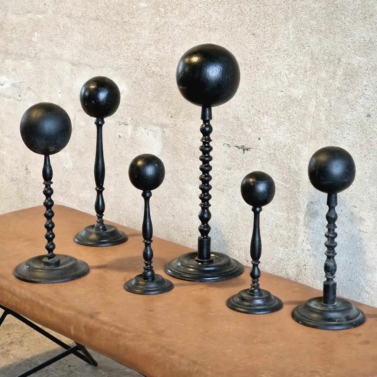 6 wooden porte-coiffes/wig stands