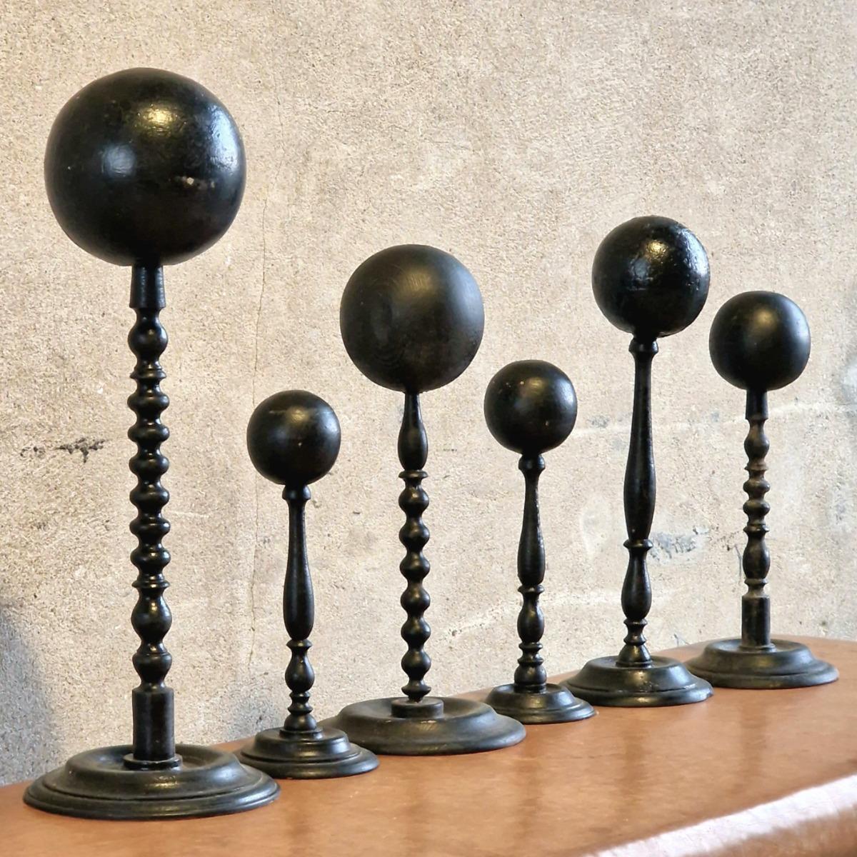 6 wooden porte-coiffes/wig stands