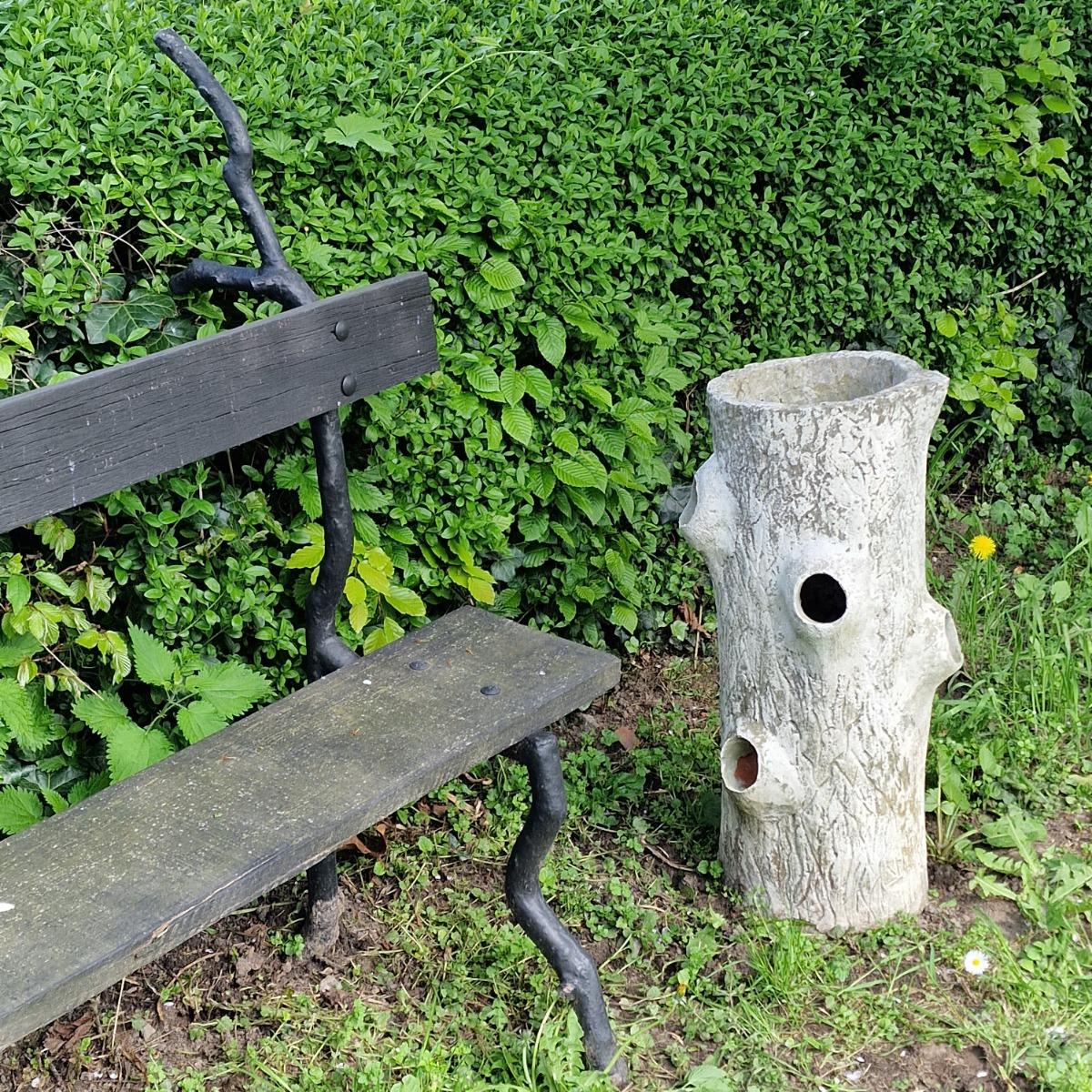 Faux-bois strawberry planter