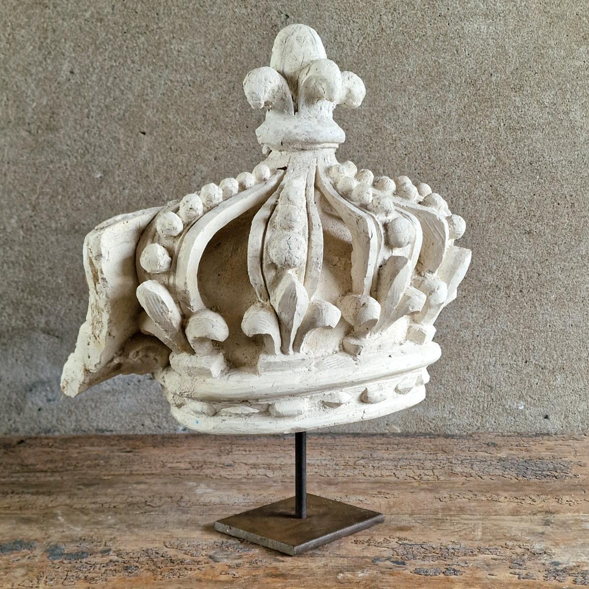 Mounted plaster crown