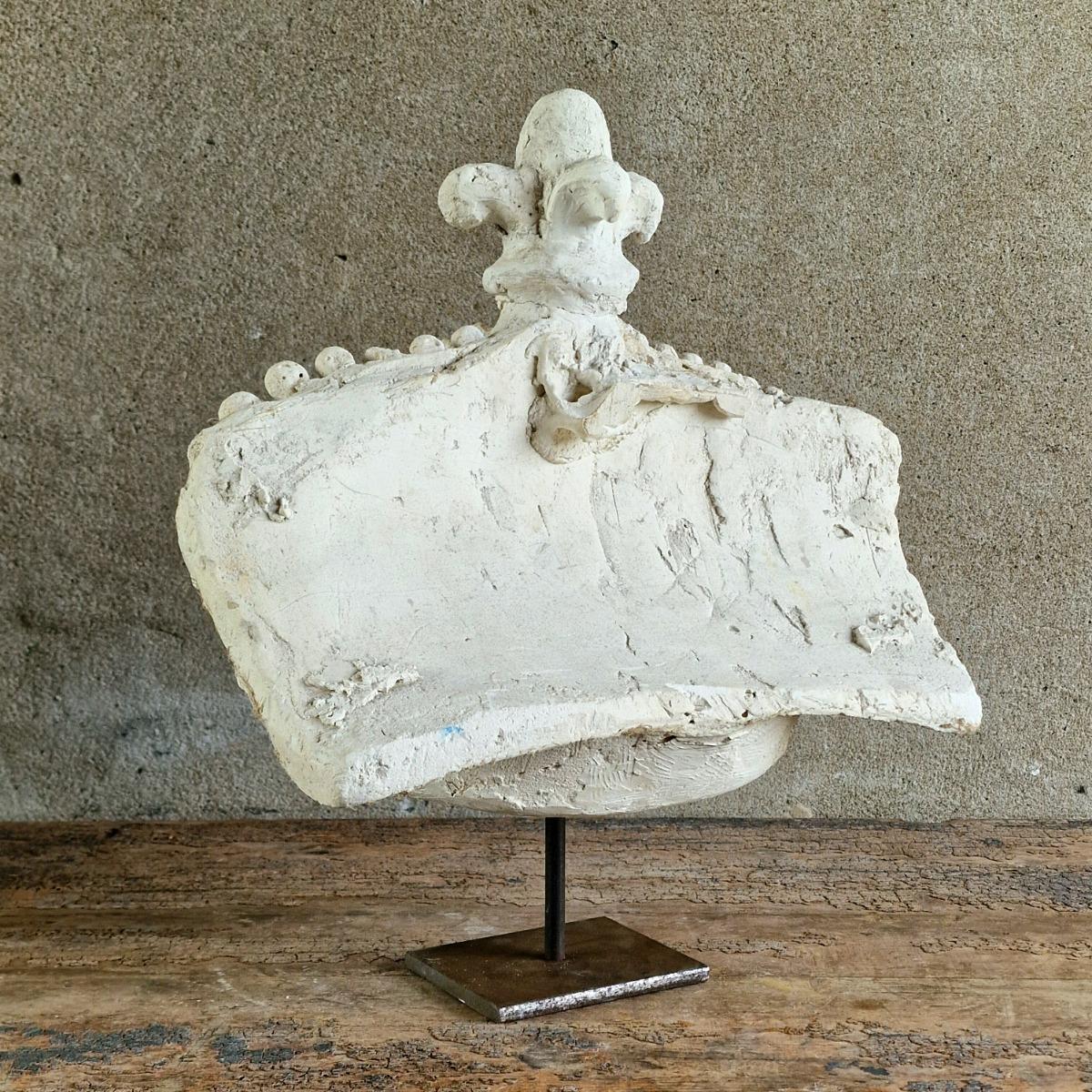 Mounted plaster crown