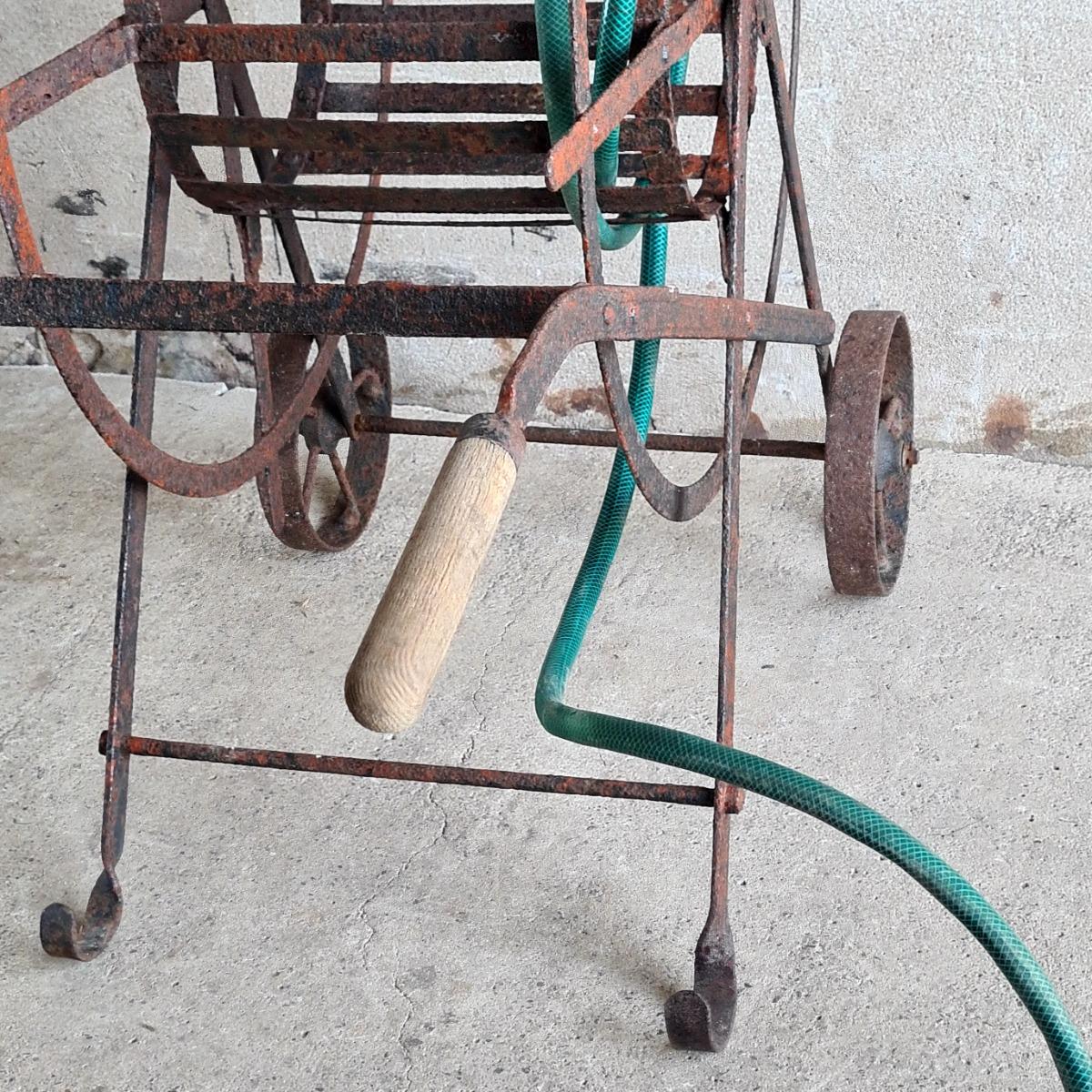 Riveted waterhose trolley